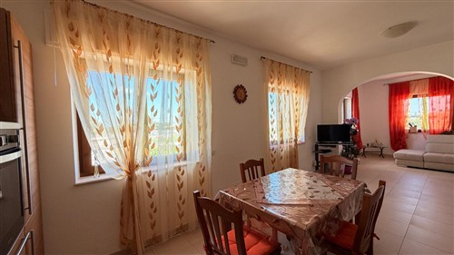 Villa a Pochi Passi, Completa di Tutti i Servizi. Buono Stato.